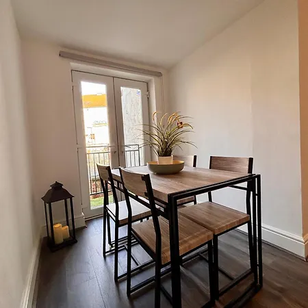 Franks 1 - Outdoor Courtyard - Sleeps 6 Apartment *