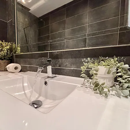 Franks 1 - Outdoor Courtyard - Sleeps 6 Apartment Blackpool