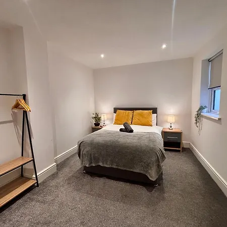 Franks 1 - Outdoor Courtyard - Sleeps 6 * Blackpool