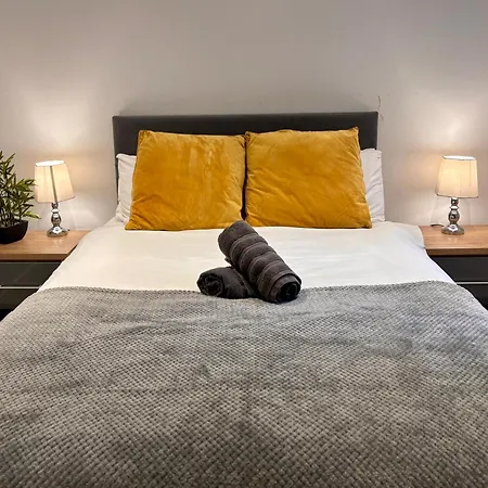 Franks 1 - Outdoor Courtyard - Sleeps 6