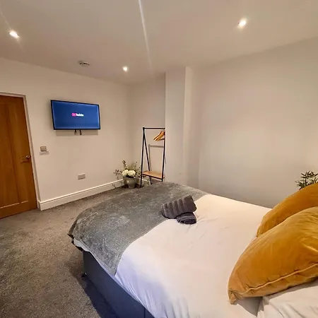 Franks 1 - Outdoor Courtyard - Sleeps 6 Apartment Blackpool