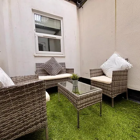 Franks 1 - Outdoor Courtyard - Sleeps 6 *