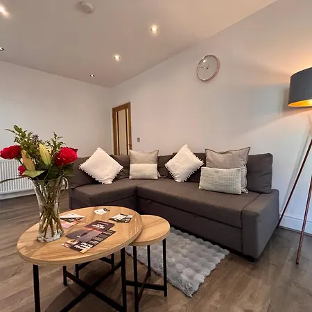 Franks 1 - Outdoor Courtyard - Sleeps 6 Apartment