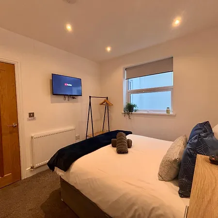 Franks 1 - Outdoor Courtyard - Sleeps 6 Apartment Blackpool