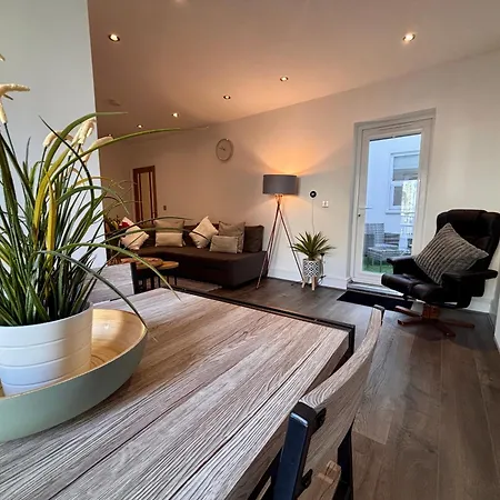 Franks 1 - Outdoor Courtyard - Sleeps 6 * Blackpool