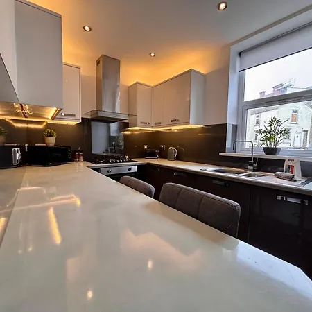 Franks 1 - Outdoor Courtyard - Sleeps 6 Apartment