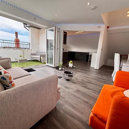 Franks 4 - Roof Terrace - Sleeps 6 *