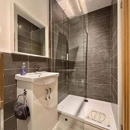 Franks 4 - Roof Terrace - Sleeps 6 Apartment *