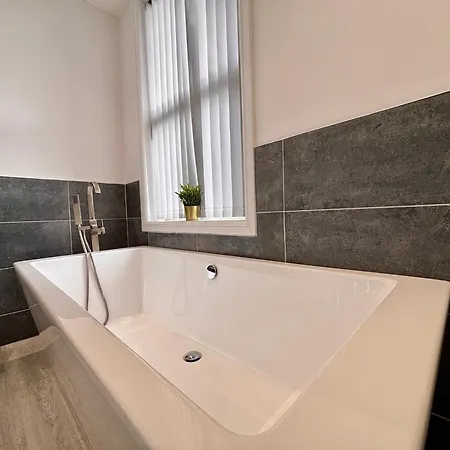 Apartment Franks 4 - Roof Terrace - Sleeps 6 Blackpool