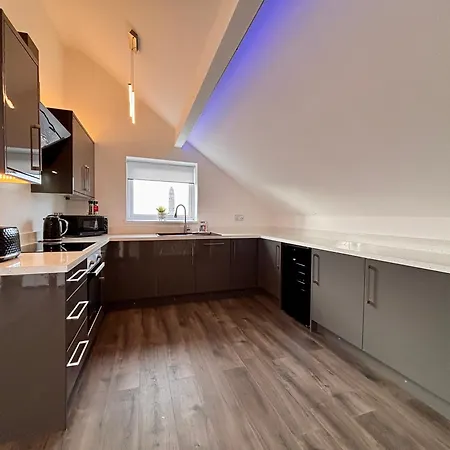 Franks 4 - Roof Terrace - Sleeps 6