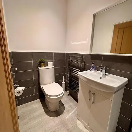 Franks 4 - Roof Terrace - Sleeps 6 *
