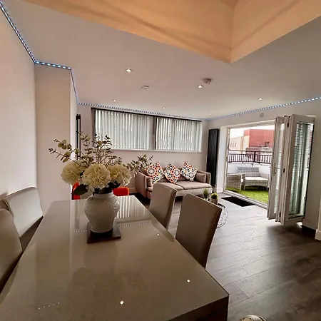 Franks 4 - Roof Terrace - Sleeps 6 *