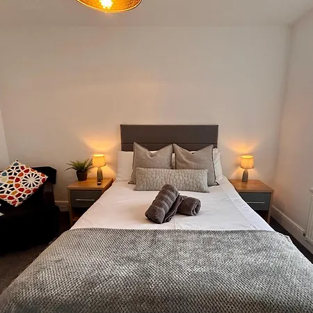 Franks 4 - Roof Terrace - Sleeps 6