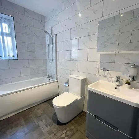 South Pier Apartments - Close To Pleasure Beach And Seafront Apartment