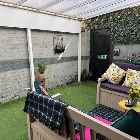 Winter Gardens Large Modern Holiday home *