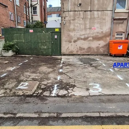 2 Bedroom Family Apartment With Free On-Site Parking