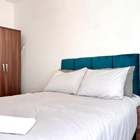 2 Bedroom Family Apartment With Free On-Site Parking Blackpool