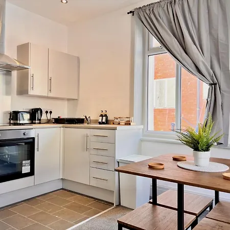 Apartment 2 Bedroom Family Apartment With Free On-Site Parking
