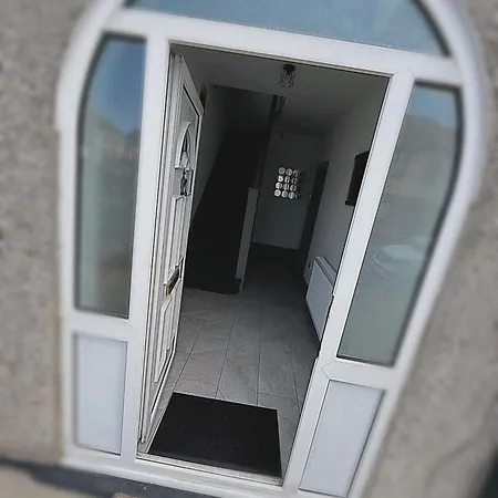 Melville House - Pet Friendly Holiday home Blackpool