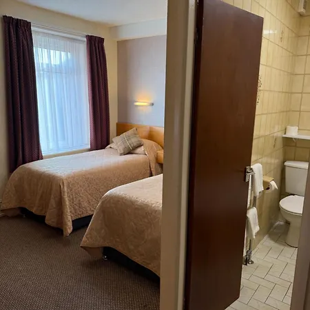 Hotel Adelaide House - Opposite Winter Gardens, Town Centre 3*