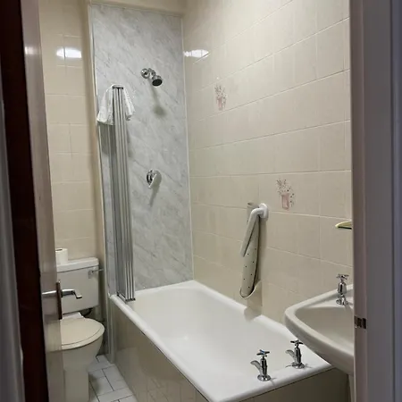 Adelaide House - Opposite Winter Gardens, Town Centre Hotel 3*