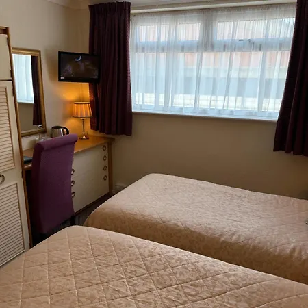Hotel Adelaide House - Opposite Winter Gardens, Town Centre 3*