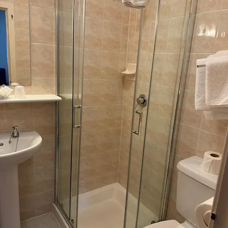 Hotel Adelaide House - Opposite Winter Gardens, Town Centre