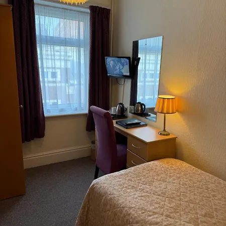 Adelaide House - Opposite Winter Gardens, Town Centre Hotel 3*
