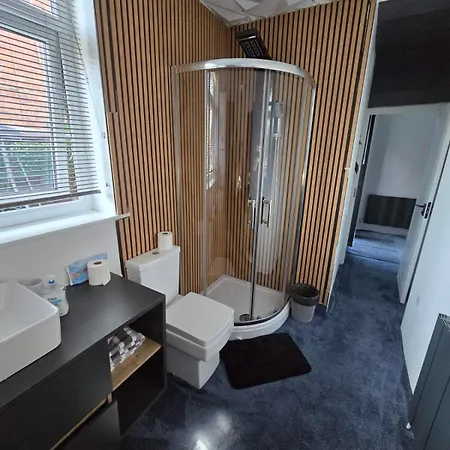 Ensuite With Private Entrance And Private Garden * Blackpool
