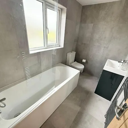 Lytham House Retreat - Free Parking Blackpool