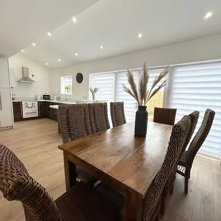 Lytham House Retreat - Free Parking Blackpool