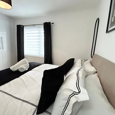 Lytham House Retreat - Free Parking Holiday home *