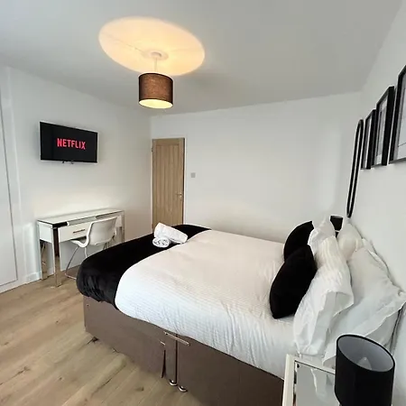 Lytham House Retreat - Free Parking Holiday home *