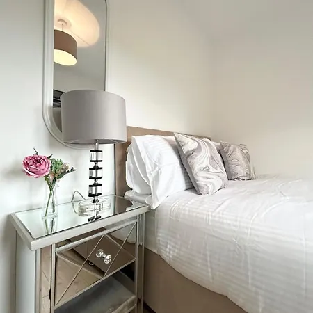 Lytham House Retreat - Free Parking Blackpool