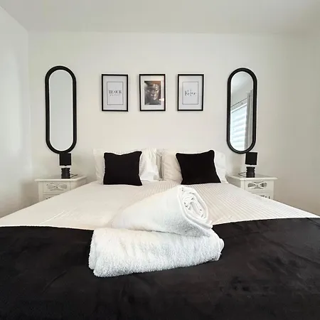 Lytham House Retreat - Free Parking Holiday home Blackpool