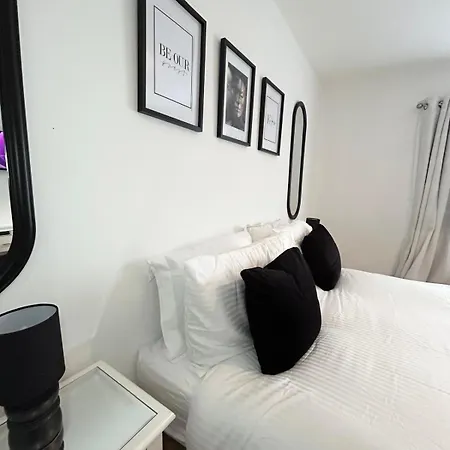Lytham House Retreat - Free Parking Blackpool