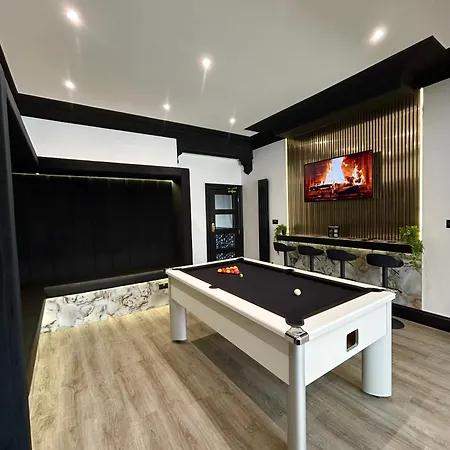 New - The Fun House - Private Nightclub Holiday home Blackpool
