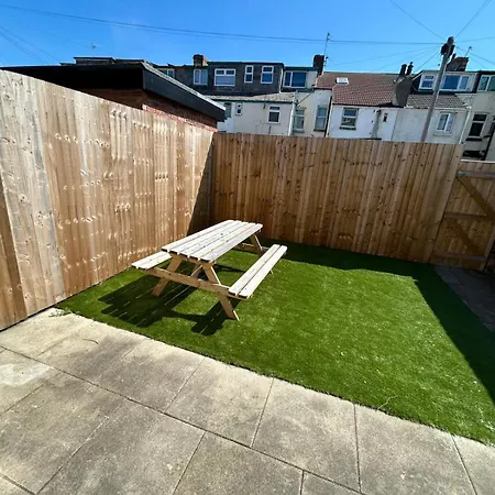 Luxury Seaside With Free Parking Apartment