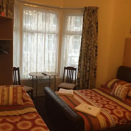 Guest house Trevaslodge - Families Only