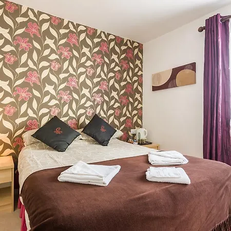 Hotel Uk Travel & Hospitality Ltd Ta Canberra