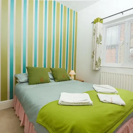Hotel Uk Travel & Hospitality Ltd Ta Canberra