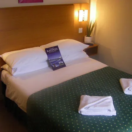 The Waldorf - Near Pleasure & Sandcastle 3*
