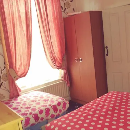 The Woodley Guest house 2*