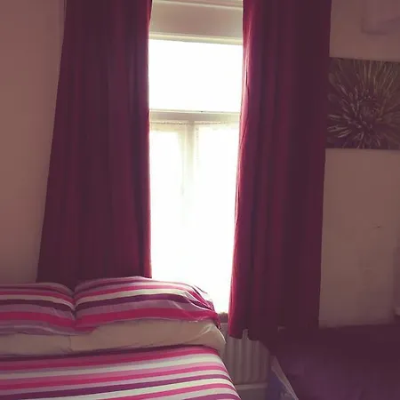 The Woodley Guest house 2*