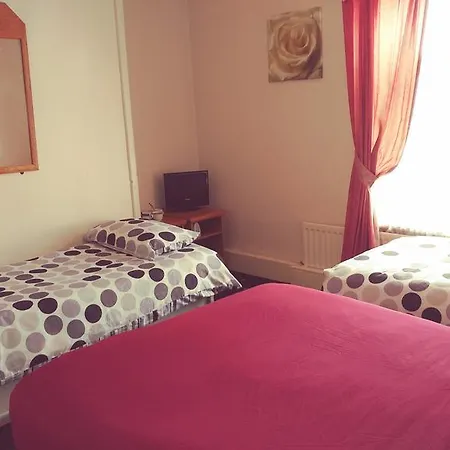 The Woodley Guest house 2*