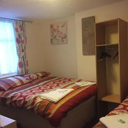 Trevaslodge - Families Only Guest house