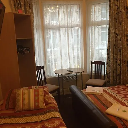 Guest house Trevaslodge - Families Only