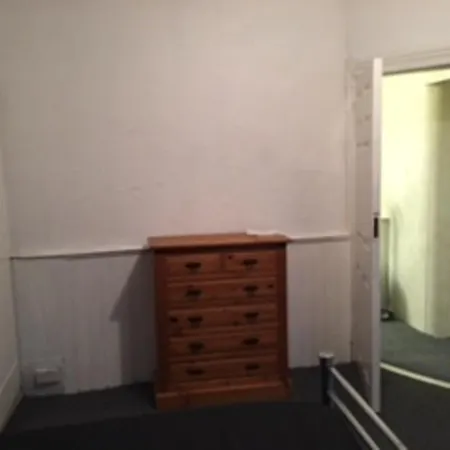 Singleton House 2*