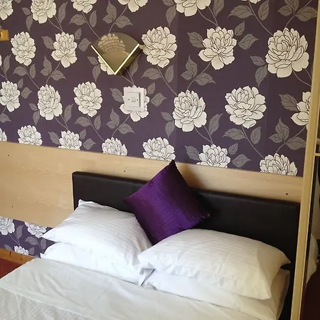 The Carlton Guest house 3*