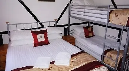 The Shores Hotel, 호텔